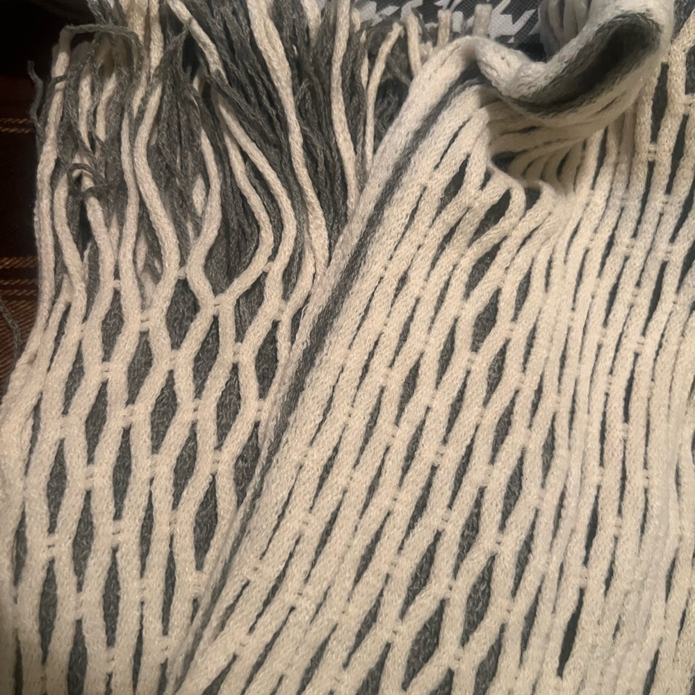 Cream and Gray Knit Scarf

NEW NEVER WEAR